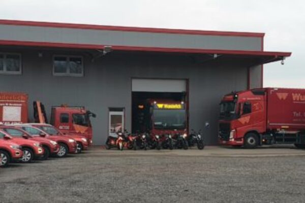 Übersicht unserer Fahrschul-Fahrzeuge Übersicht unserer Fahrschul-Fahrzeuge mit Pkw, Motorrädern, Lkws und Traktor