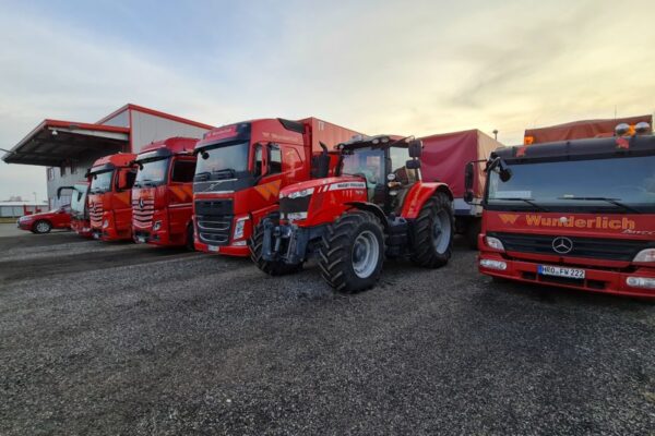 Auszug unseres Fuhrparks Auszug unseres Fuhrparks mit Lkws und Traktor