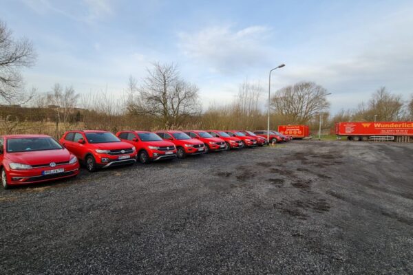 Unsere Fahrschul-PKWs Unsere Fahrschul-PKWs, aufgereiht nebeneinander auf einem Parkplatz