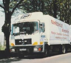 Der erste Lkw, ein MAN Gliederzug.